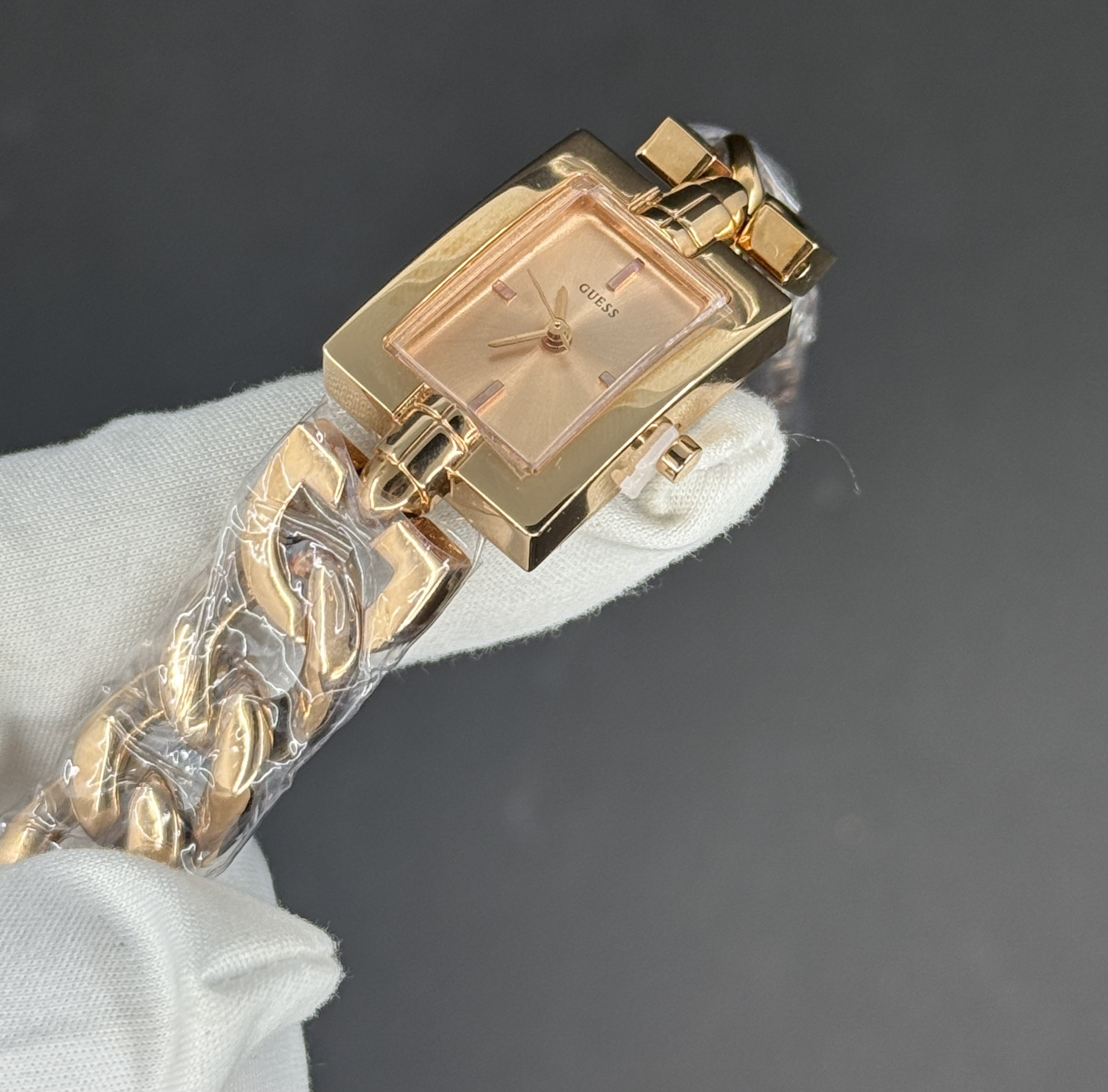 Guess 24mm Altın Sarısı Kadran Kadın Saati