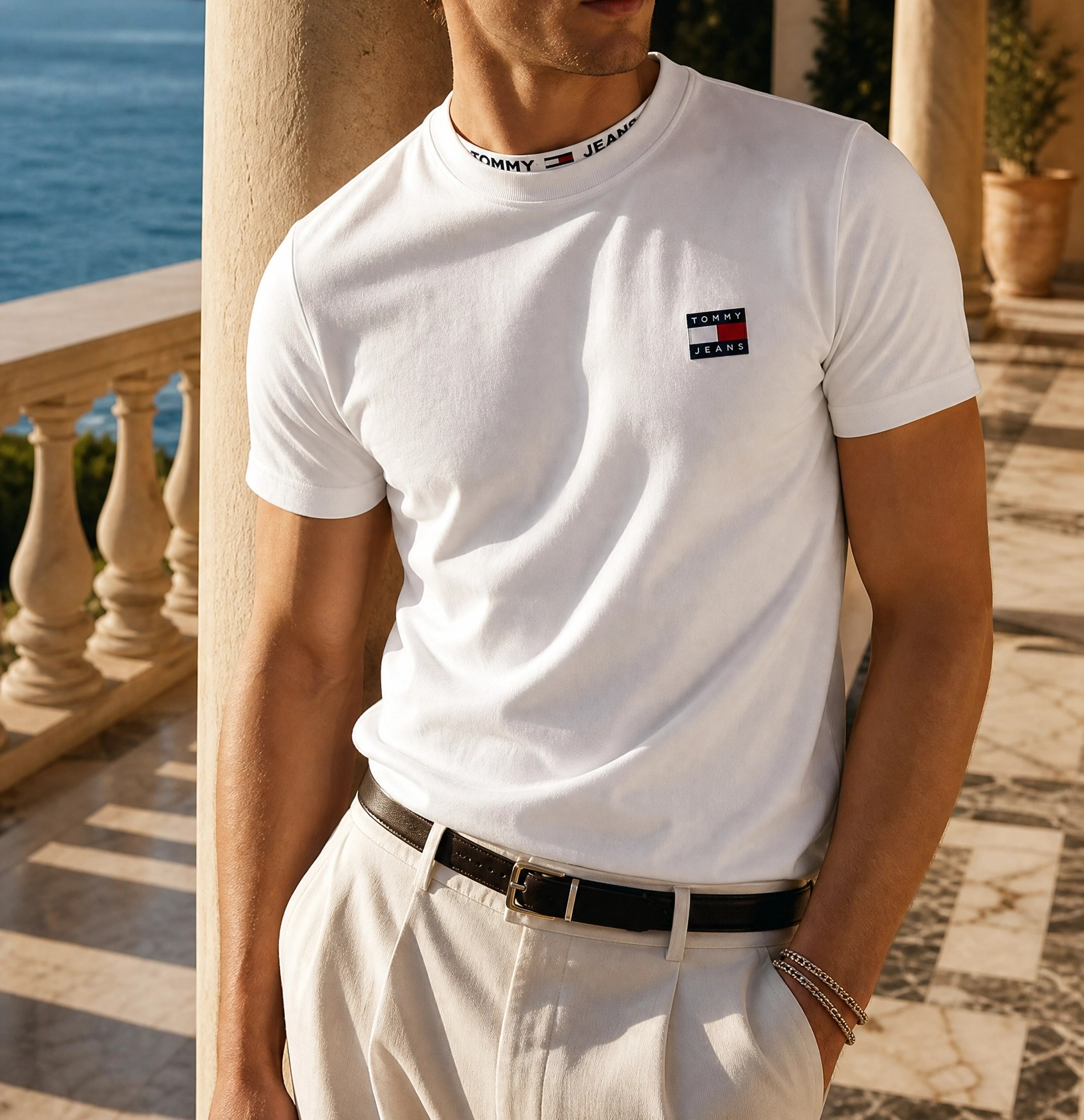 "Tommy Hilfiger" Minimal Logo Bisiklet Yaka Erkek Tişört – Beyaz